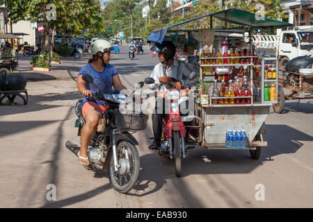 Kambodscha, Siem Reap Straßenszene.  Motorisierte Softdrink Hersteller. Stockfoto