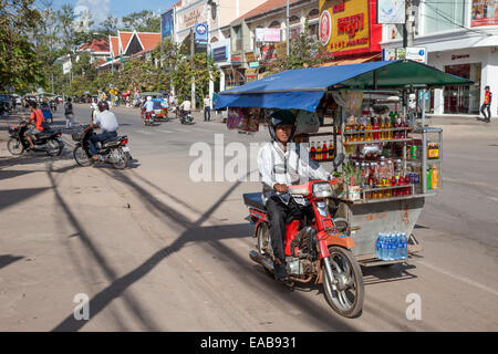 Kambodscha, Siem Reap Straßenszene.  Motorisierte Softdrink Hersteller. Stockfoto