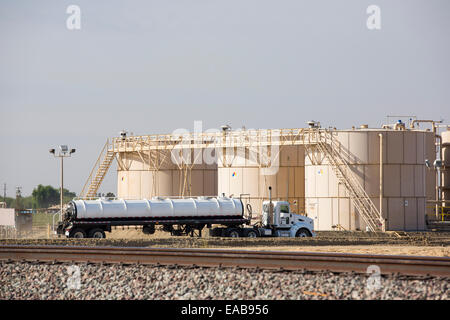 Ein Fracking Seite Fracking in der Nähe von Wasco im kalifornischen Central Valley, USA. Fracking für Erdgas und Erdöl, verringerte Energiepreise in den USA, aber Fracking ist eine hungrige Wasserindustrie, die konkurriert direkt mit dem Agrarsektor für Wasser. Nach einem 4-jährigen läuft lange Dürre Wasser ab.  Fracking verschmutzt auch Grundwasser-Versorgungsmaterialien von den Chemikalien, die u-Bahn zum Frack der fossile Brennstoff mit Felsen gepumpt werden. Stockfoto