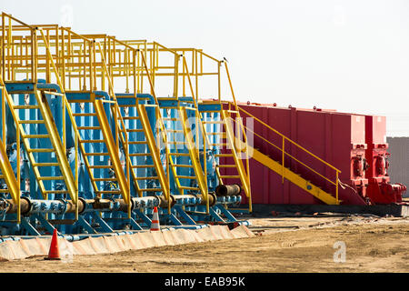 Infrastruktur auf einer Fracking-Website werden Fracking in der Nähe von Wasco im kalifornischen Central Valley, USA. Fracking für Erdgas und Erdöl, verringerte Energiepreise in den USA, aber Fracking ist eine hungrige Wasserindustrie, die konkurriert direkt mit dem Agrarsektor für Wasser. Nach einem 4-jährigen läuft lange Dürre Wasser ab.  Fracking verschmutzt auch Grundwasser-Versorgungsmaterialien von den Chemikalien, die u-Bahn zum Frack der fossile Brennstoff mit Felsen gepumpt werden. Stockfoto