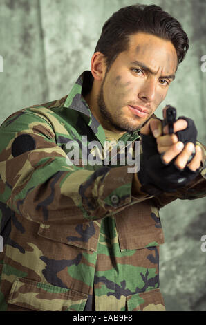 Soldat Militar Latin Mann mit einer Pistole Stockfoto