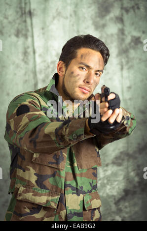 Soldat Militar Latin Mann mit einer Pistole Stockfoto