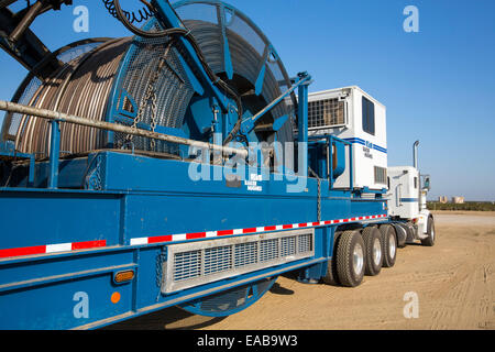 Ein Fracking LKW neben einer Website als Fracking in der Nähe von Wasco im kalifornischen Central Valley, USA. Fracking für Erdöl und Erdgas, Stockfoto