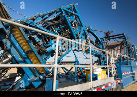 Ein Fracking LKW neben einer Website als Fracking in der Nähe von Wasco im kalifornischen Central Valley, USA. Fracking für Erdöl und Erdgas, Stockfoto