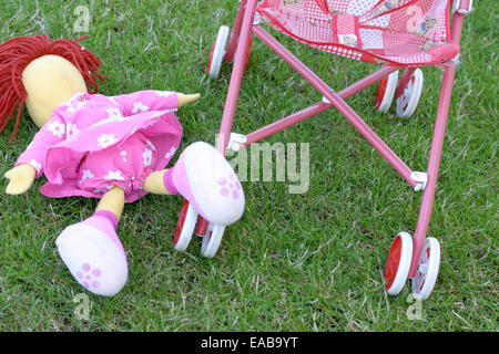 Einsamen verlassenen Spielzeugpuppe liegen auf dem Rasen Stockfoto