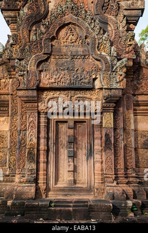 Kambodscha, Banteay Srei. Indra, der Gott des Himmels, auf dreiköpfigen Elefanten Airävata, Regen löschte Feuer im Khandava-Wald zu schaffen. Stockfoto