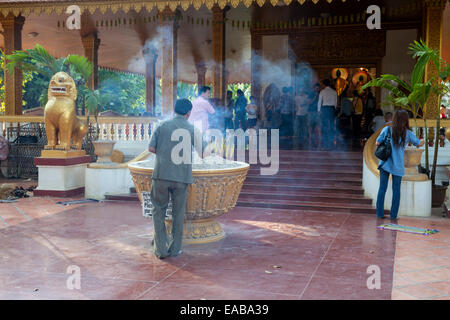 Kambodscha, Siem Reap.  Verehrer am Preah Ang Chek und Preah Ang Chorm Tempel Weihrauch platzieren. Stockfoto