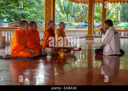 Kambodscha, Siem Reap.  Verehrer sucht Segen von buddhistischen Mönchen, Preah Ang Chek und Preak Ang Chorm Tempel. Stockfoto