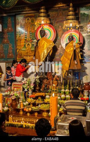 Kambodscha, Siem Reap. Anbeter Hommage an tausend-Jahr-alten Statuen, Angkor Prinzessinnen Preah Ang Chek, Preah Ang Chorm Stockfoto