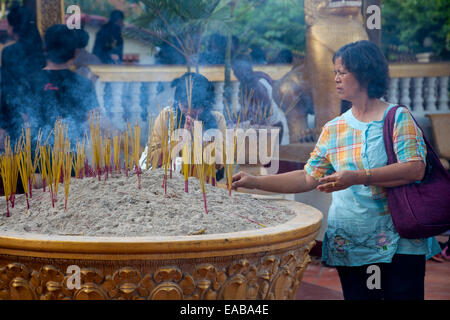 Kambodscha, Siem Reap.  Verehrer am Preah Ang Chek und Preah Ang Chorm Tempel Weihrauch platzieren. Stockfoto