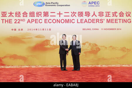 Peking, China. 11. November 2014. Chinese President Xi Jinping (R) schüttelt Hände mit Chief Executive of China Hong Kong SAR Leung Chun-Ying vor dem ersten Abschnitt des 22. Asien-Pazifische wirtschaftliche Zusammenarbeit (APEC) wirtschaftliche Leaders Meeting im Yanqi See International Convention Center im nördlichen Vorort von Peking, die Hauptstadt von China, 11. November 2014. © Yao Dawei/Xinhua/Alamy Live-Nachrichten Stockfoto