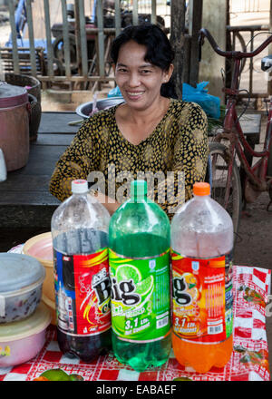 Kambodscha.  Markt in der Nähe von Siem Reap.  Frau Verkauf von alkoholfreien Getränken. Stockfoto