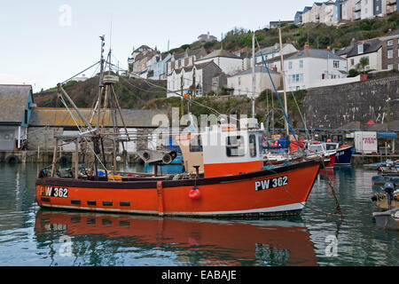 Eine rote Fischerboot vor Anker im Mevagiisey Hafen Cornwall UK Stockfoto