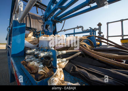 Ein Fracking LKW neben einer Website als Fracking in der Nähe von Wasco im kalifornischen Central Valley, USA. Fracking für Erdöl und Erdgas, Stockfoto