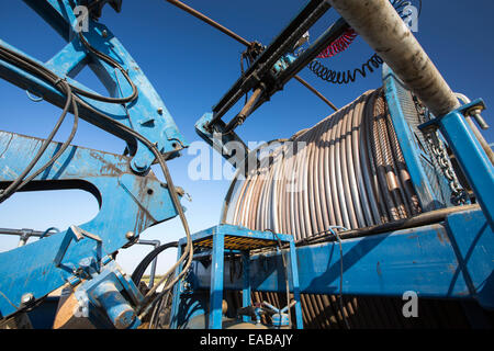 Ein Fracking LKW neben einer Website als Fracking in der Nähe von Wasco im kalifornischen Central Valley, USA. Fracking für Erdöl und Erdgas, Stockfoto