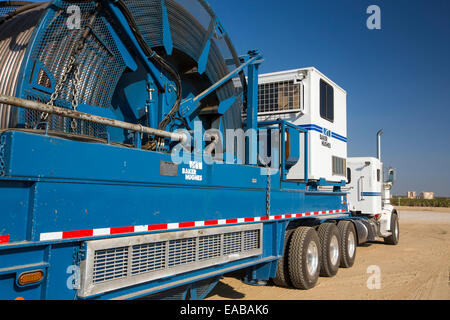 Ein Fracking LKW neben einer Website als Fracking in der Nähe von Wasco im kalifornischen Central Valley, USA. Fracking für Erdöl und Erdgas, Stockfoto