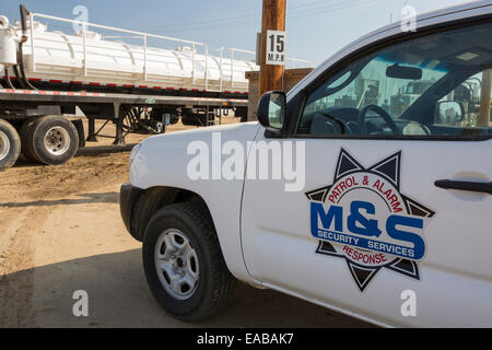 Ein Fracking LKW neben einer Website als Fracking in der Nähe von Wasco im kalifornischen Central Valley, USA. Fracking für Erdöl und Erdgas, Stockfoto