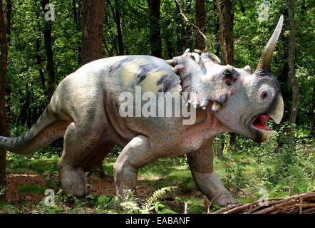 Centrosaurus Dinosaurier aus Kanada, Kreidezeit Ära lebensechte Dino Statuen im Dinopark Amersfoort Zoo, Niederlande. Stockfoto