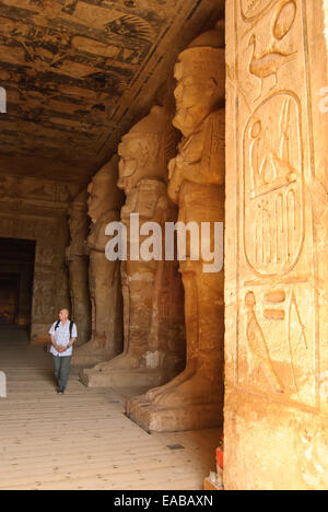 Im Inneren der große Tempel von Abu Simbel. Stockfoto