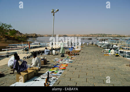 Souvenirs-Anbieter an der Pier in Philae. Stockfoto