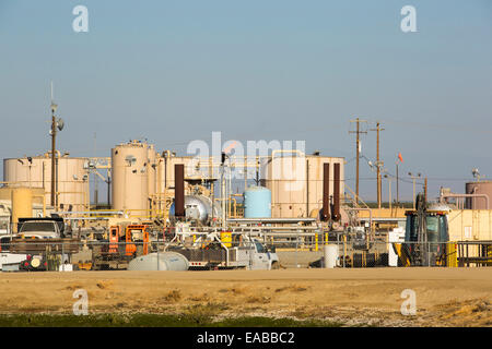 Ein Fracking Seite Fracking in der Nähe von Wasco im kalifornischen Central Valley, USA. Fracking für Erdgas und Erdöl, verringerte ener Stockfoto