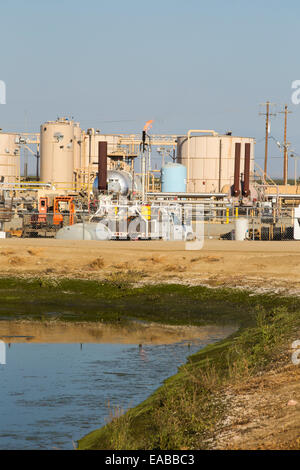 Ein Fracking Seite Fracking in der Nähe von Wasco im kalifornischen Central Valley, USA. Fracking für Erdgas und Erdöl, verringerte Energiepreise in den USA, aber Fracking ist eine hungrige Wasserindustrie, die konkurriert direkt mit dem Agrarsektor für Wasser. Nach einem 4-jährigen läuft lange Dürre Wasser ab.  Fracking verschmutzt auch Grundwasser-Versorgungsmaterialien von den Chemikalien, die u-Bahn zum Frack der fossile Brennstoff mit Felsen gepumpt werden. Stockfoto