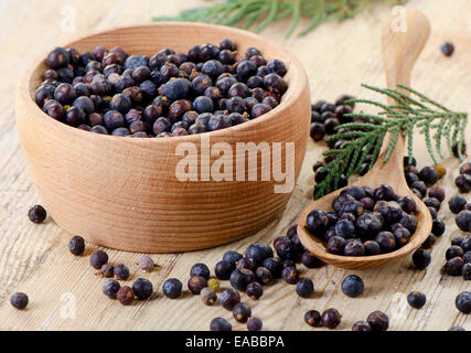 Holzschale mit Samen von Juniper. Selektiven Fokus Stockfoto