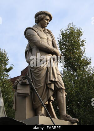 Große bronze-Rembrandt-Statue am Rembrandtplein, Innere Stadt von Amsterdam Niederlande. Geformt durch Louis Royer (1793 – 1868) Stockfoto