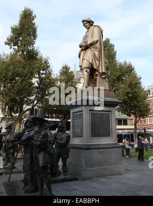 Rembrandt-Statue am Rembrandtplein, Innere Stadt von Amsterdam Niederlande, vorne Nachtwache bronze 3D-Darstellung Stockfoto