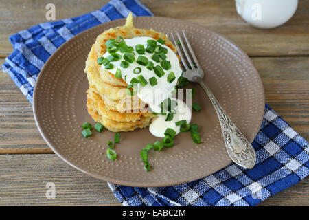 Stapel von Kartoffel Pfannkuchen auf einem Teller, auf Serviette Stockfoto
