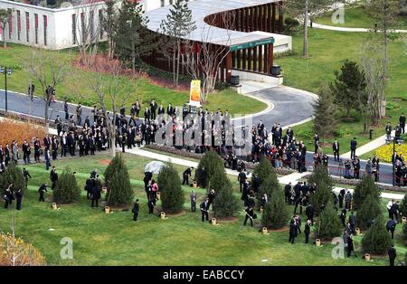 Peking, China. 11. November 2014. Führer und Vertreter aus der asiatisch-pazifischen wirtschaftlichen Zusammenarbeit (APEC) Pflanzen Bäume, Freundschaft in der APEC-Familie in Peking, Hauptstadt von China, 11. November 2014 zu markieren. Bildnachweis: Rao Aimin/Xinhua/Alamy Live-Nachrichten Stockfoto