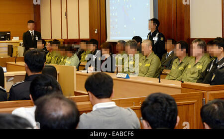 Seoul, Südkorea. 11. November 2014. Sewol Fähre Captain Lee Joon-Seok (Mann in grün, mit Brille) sitzt mit Crew-Mitglieder zu Beginn des Tagungsbandes Urteil in einem Gerichtssaal in Gwangju, Südkorea, 11. November 2014. Eine südkoreanische Amtsgericht übergab eine 36 jährigen Haftstrafe verurteilt Dienstag dem Kapitän der Fähre Sewol, das im April sank verlassen 295 Menschen getötet und 9 fehlen, nach ihm grobe Fahrlässigkeit führt zum Tode zu verurteilen. Das Gericht der Chefingenieur des Schiffes des Mordes für schuldig befunden und gab ihm eine Gefängnisstrafe von 30 Jahren. Bildnachweis: Xinhua/Alamy Live-Nachrichten Stockfoto