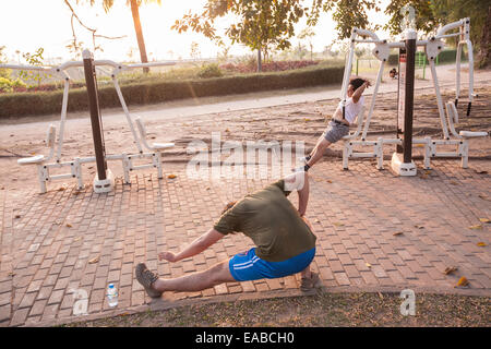 Dehnung und Geräten in Vientiane, der Hauptstadt von Laos, Südostasien, Asien Stockfoto