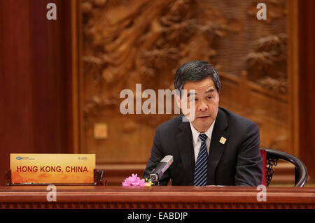 Peking, China. 11. November 2014. Chief Executive of China Hong Kong SAR Leung Chun-Ying spricht bei der 22. Asien-Pazifische wirtschaftliche Zusammenarbeit (APEC) wirtschaftliche Staats-und Regierungschefs treffen im Yanqi See International Convention Center im nördlichen Vorort von Peking, die Hauptstadt von China, 11. November 2014. Bildnachweis: Lan Hongguang/Xinhua/Alamy Live-Nachrichten Stockfoto