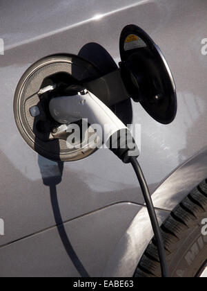 Hybrid-Elektro-Auto mit Strom Ladekabel Nahaufnahme von Stecker und Buchse Stockfoto