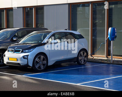 BMW i3 Elektroauto geparkt auf der Ladestation in Breda, Niederlande Stockfoto