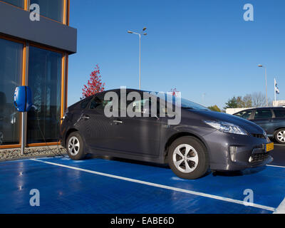 Toyota Prius Hybrid-Elektro-Auto aufladen Akkus beim Parken Stockfoto