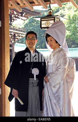 Tokyo, Japan - 1. April 2012: Ehepaar tragen Tracht während der Hochzeitszeremonie im Meiji-Schrein in Tokio. Stockfoto