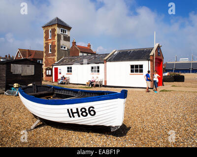 Angelboot/Fischerboot am Strand und alten Lifeboat Station Aldeburgh Suffolk England Stockfoto