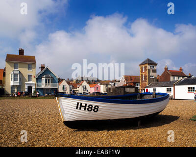 Altes Fischerboot am Strand von Aldeburgh Suffolk England Schindel Stockfoto