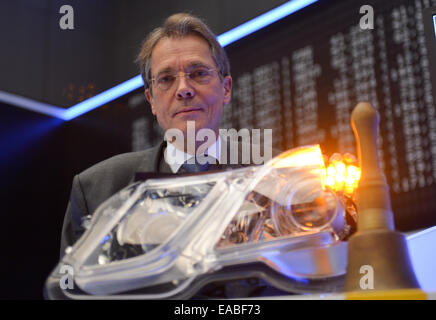 Frankfurt Main, Deutschland. 11. November 2014. Jürgen Behrend (L), Vorsitzender-/ Co-Präsidenten Mgmt Board bei Hella KG Hueck & Co., steht vor den Scheinwerfer ein Mercedes E Class während der Börsengang von Hella bestand auf dem Boden der Deutschen Börse in Frankfurt Main, Deutschland, 11. November 2014. Das Lager wurde an 27,50 Euro angeboten. Foto: ARNE DEDERT/Dpa/Alamy Live-Nachrichten Stockfoto