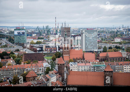 Blick auf die Altstadt vom Turm der Basilika der seligen Jungfrau Mariä (Marienkirche) in Danzig, Polen Stockfoto