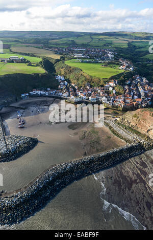 Eine Luftaufnahme von der North Yorkshire Küste Dorf Staithes Stockfoto