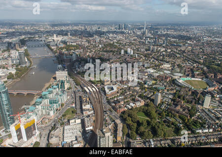 Eine Luftaufnahme von Nine Elms in London mit Blick auf das Oval mit der City of London in der Ferne. Stockfoto