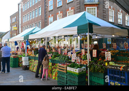 Bauern-Markt Obst und Gemüse stand, The Parade, High Street, Watford, Hertfordshire, England, Vereinigtes Königreich Stockfoto