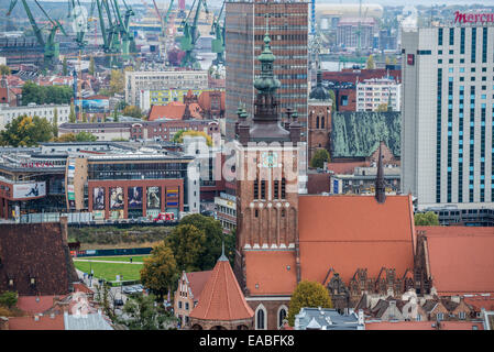 St. Catherines Kirche Blick vom Turm der Basilika der seligen Jungfrau Mariä (Marienkirche) in Danzig, Polen Stockfoto