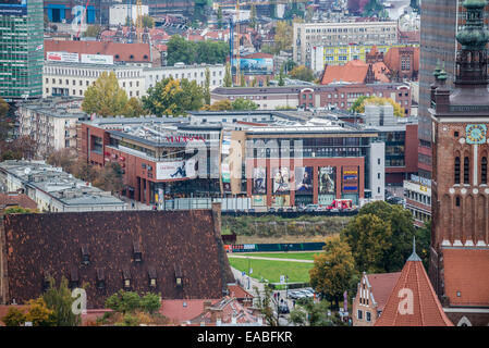 Madison-Shopping-Mall in Gdansk, Polen - Blick vom Turm der Basilika der Himmelfahrt der Jungfrau Maria (Marienkirche) Stockfoto