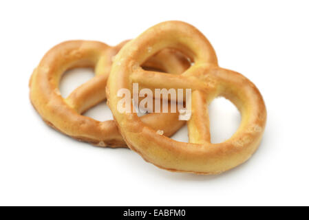 Zwei Brezeln isoliert auf weiss Stockfoto