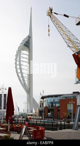 Der Spinnaker Tower in Einkaufszentrum Gunwharf Quays in Portsmouth Harbour. Hampshire. England. Mit Menschen im Café im Vordergrund Stockfoto