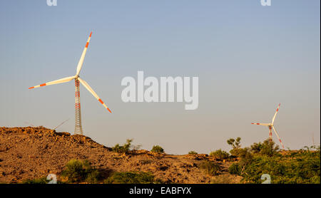 Stromerzeugung, die Windmühlen in der indischen Thar Wüste Ernte Windenergie Stockfoto